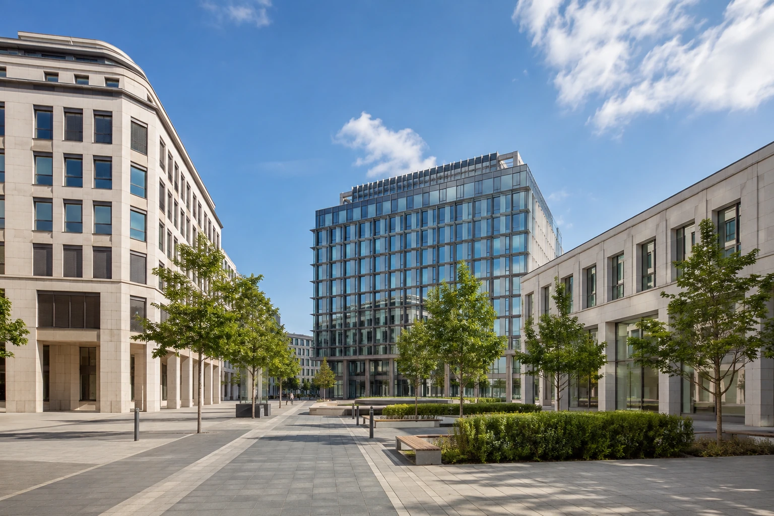 Drei unterschiedliche moderne Bürogebäude in einem hellen europäischen Geschäftsviertel